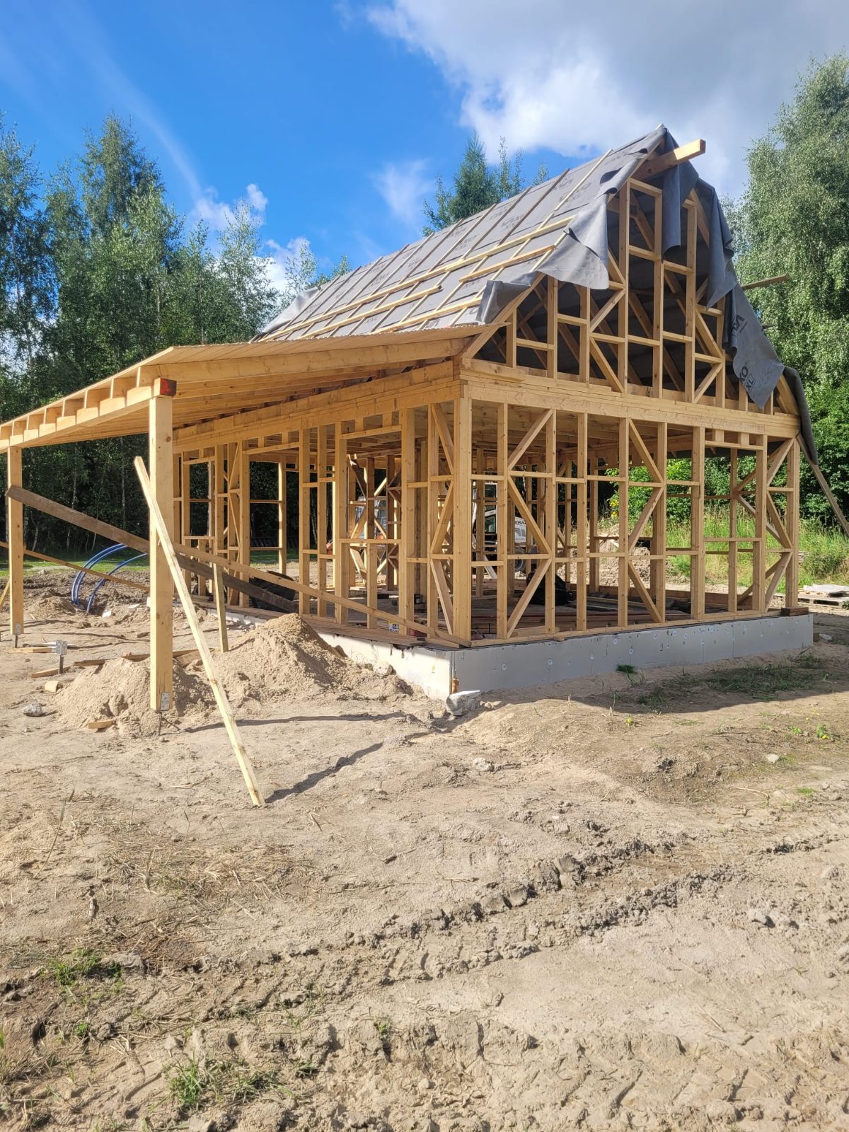 Wiązary dachowe zamontowane na ścianach budowanego domu
